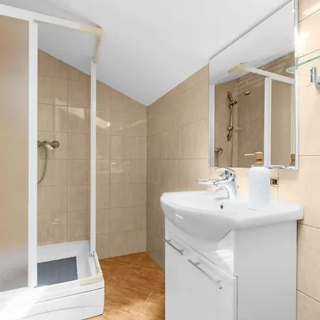 App 982 Apartman Rošini